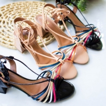 Sandália Salto Bloco Tiras Coloridas Amarrar